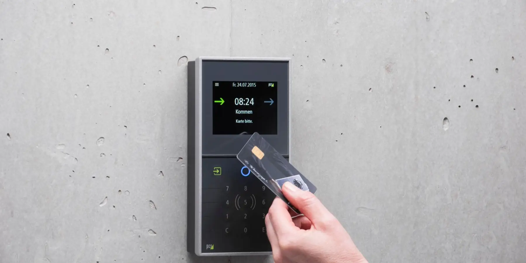 Persona acercando una tarjeta a un lector de control de accesos