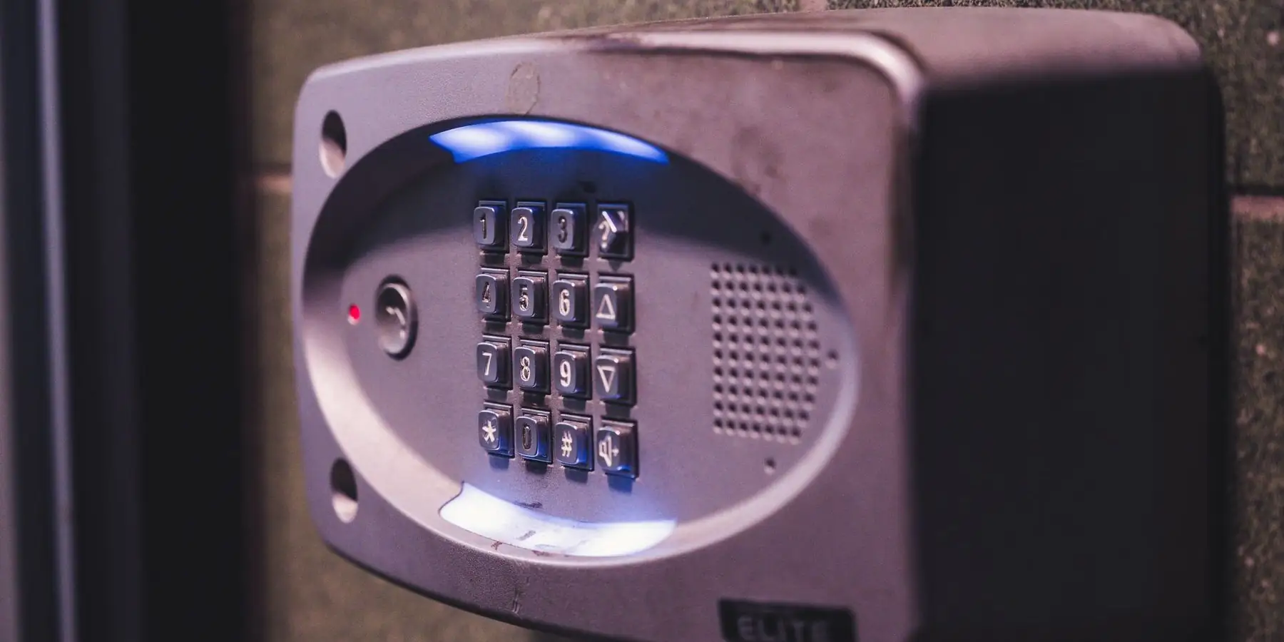 Teclado de alarma iluminado en una pared