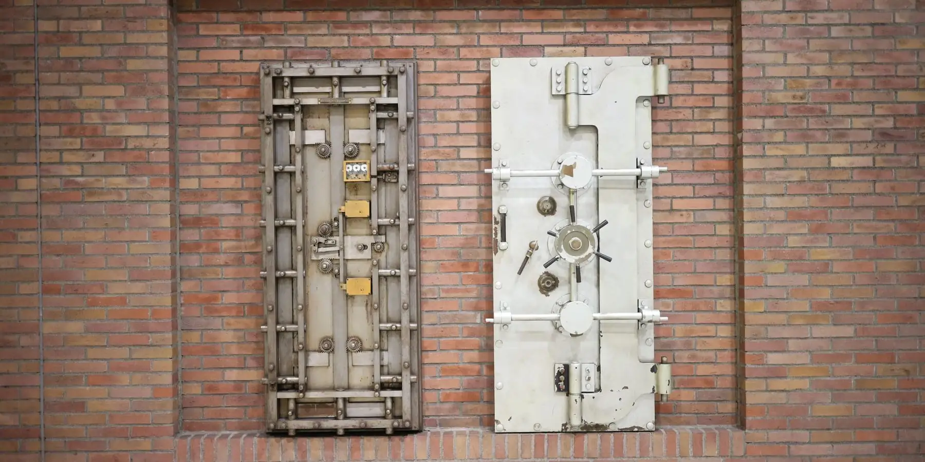 Puertas blindadas de acero sobre una pared de ladrillo