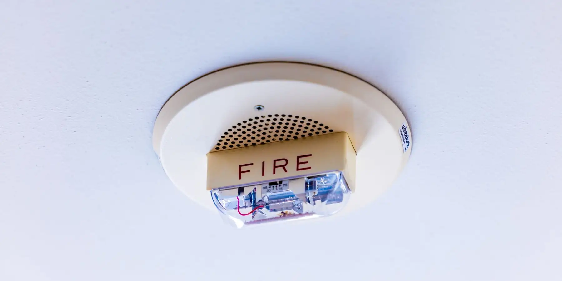 Detector de incendio instalado en un techo